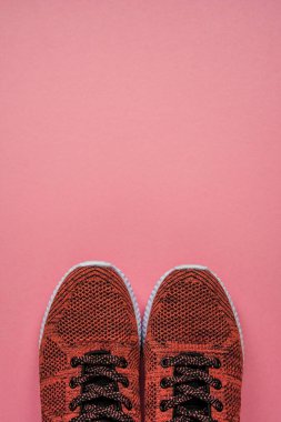 Spor ayakkabılar üzerinde pembe bir arka plan Üstten Görünüm alanı Kopyala