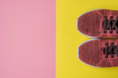 Spor ayakkabı sarı ve pembe arka plan tepesinde görüntülemek