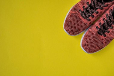 Spor ayakkabılar üzerinde sarı arka plan Üstten Görünüm alanı Kopyala
