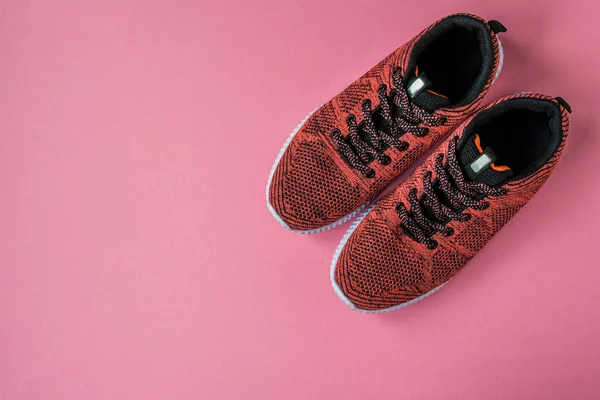 Cipők, egy rózsaszín háttér felső nézetben másol tér — Stock Fotó