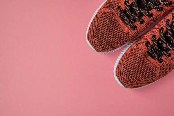 Cipők, egy rózsaszín háttér felső nézetben másol tér — Stock Fotó