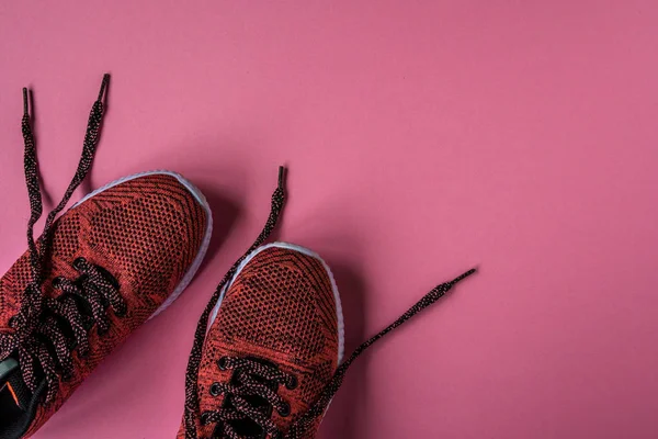 Sneakers på en rosa bakgrund ovanifrån kopierar utrymme — Stockfoto