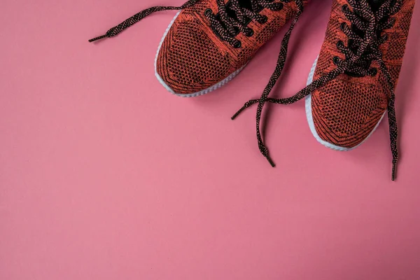 Sneakers på en rosa bakgrund ovanifrån kopierar utrymme — Stockfoto