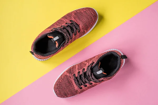 Sneakers på toppen av en gul och rosa bakgrund Visa — Stockfoto