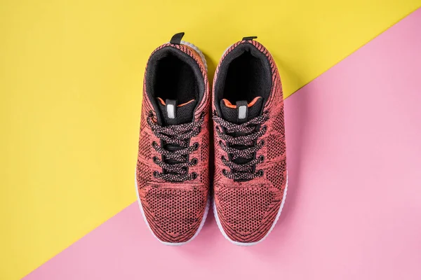 A sárga és a rózsaszín háttér felső cipők Nézd — Stock Fotó