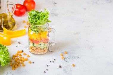 Salata bir kavanoza. Nohut, üzerinden ev yapımı sağlıklı salata domates, siz