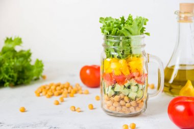 Salata bir kavanoza. Nohut, üzerinden ev yapımı sağlıklı salata domates, siz
