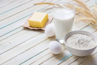 Pişirme için malzemeler: süt, un, yumurta ve tereyağı