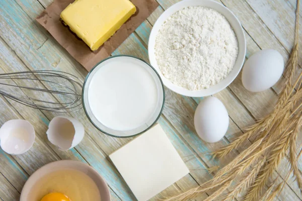 Přísady pro pečení: mléko, mouku, vejce a máslo pohled shora — Stock fotografie