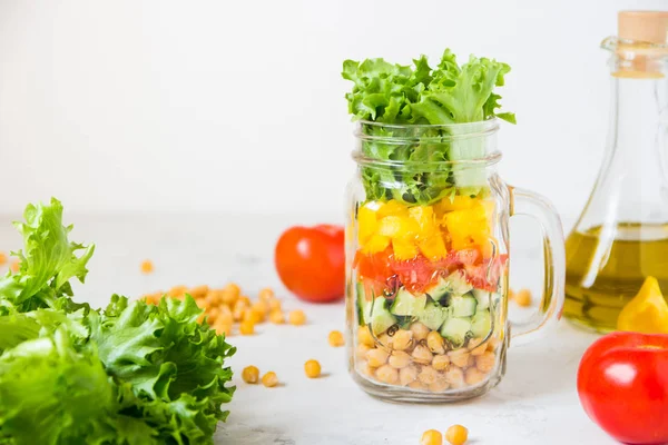 항아리에 샐러드입니다. Chickpea, 집에서 만드는 건강 샐러드 토마토, 너희 — 스톡 사진