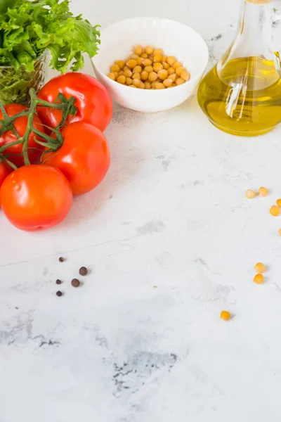 Olijfolie, groene salade sla, kikkererwten en verse tomaat, kopiëren — Stockfoto