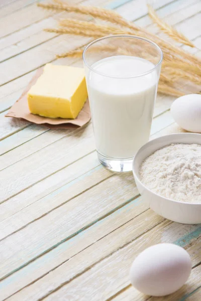 Přísady pro pečení: mléko, mouku, vejce a máslo — Stock fotografie