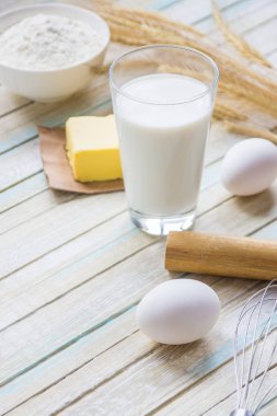 Pişirme için malzemeler: süt, un, yumurta ve tereyağı