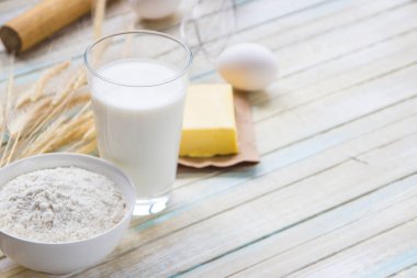 Pişirme için malzemeler: süt, un, yumurta ve tereyağı