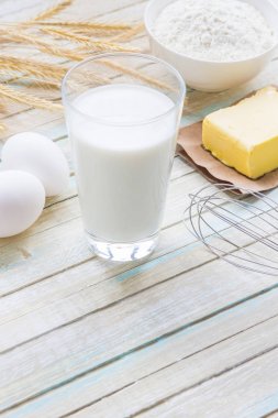 Pişirme için malzemeler: süt, un, yumurta ve tereyağı