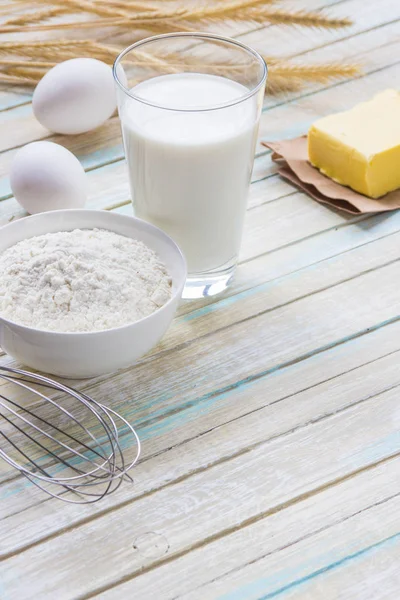 Přísady pro pečení: mléko, mouku, vejce a máslo — Stock fotografie