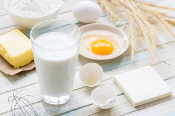 Ingredientes para hornear: leche, harina, huevo y mantequilla — Foto de Stock