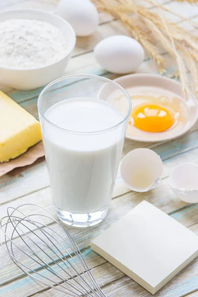 烘焙配料: 牛奶、面粉、鸡蛋和黄油 — 图库照片
