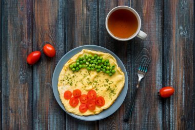 Yeşil bezelye ve domates ile omlet. Protein Kahvaltı