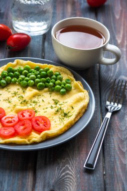 Yeşil bezelye ve domates ile omlet. Protein Kahvaltı