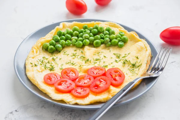 Ομελέτα με πράσινα μπιζέλια και ντοματίνια. Το πρωινό σε πρωτεΐνες — Φωτογραφία Αρχείου