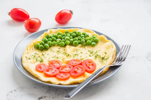 Ομελέτα με πράσινα μπιζέλια και ντοματίνια. Το πρωινό σε πρωτεΐνες — Φωτογραφία Αρχείου