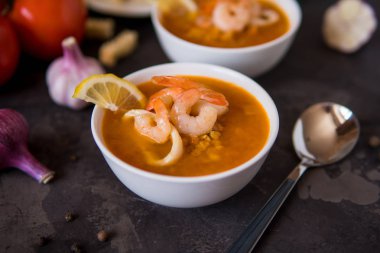Deniz ürünleri ile mercimek çorbası. Karides ve kalamar, kopya kırmızı çorbası 