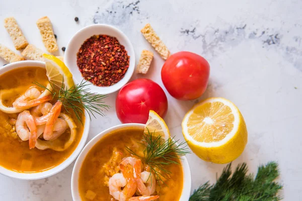 Φακές σούπα με θαλασσινά. Κόκκινη σούπα με γαρίδες και καλαμάρια — Φωτογραφία Αρχείου
