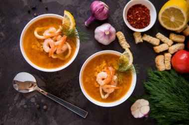 Deniz ürünleri ile mercimek çorbası. Kırmızı çorbası ile karides ve kalamar top VI