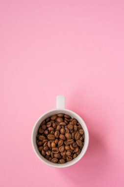 Kahve çekirdekleri bir pembe artalanları tarih alanı Kopyala