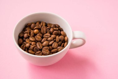 Kahve çekirdekleri bir pembe artalanları tarih alanı Kopyala