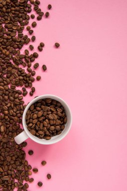 Kahve çekirdekleri bir pembe artalanları tarih alanı Kopyala