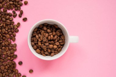 Kahve çekirdekleri bir pembe artalanları tarih alanı Kopyala