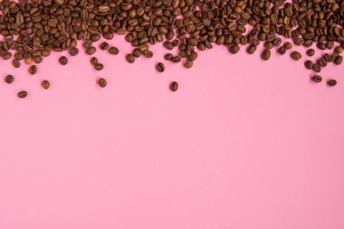 Kahve çekirdekleri bir pembe artalanları tarih alanı Kopyala