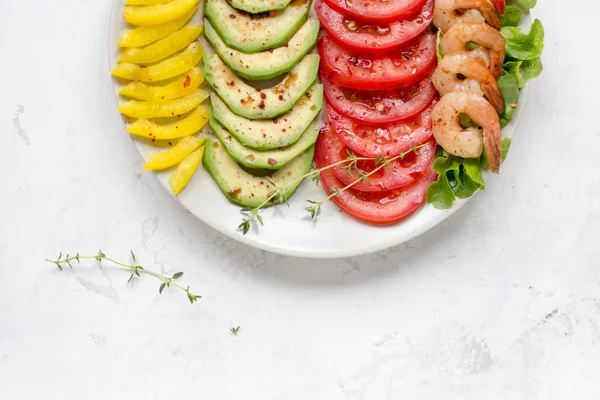 Salade d'avocat sur fond blanc. Avocat, tomate, poivre et — Photo