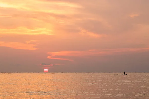 Silhouet van een koppel op een kajak in de zee bij zonsondergang bij koh — Stockfoto