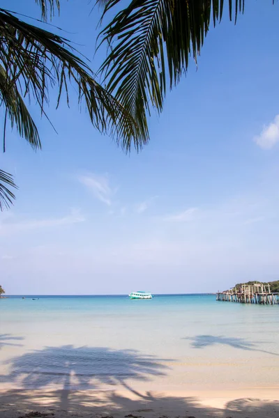 Cennet denizi ve plajı Koh kood Adası, Tayland 'da Bang-Bao Körfezi. — Stok fotoğraf