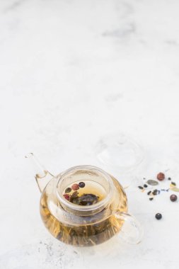 Cam çaydanlıkta çay. Böğürtlen ve Ballı Bitki Çayı