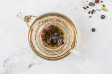 Cam çaydanlıkta çay. Böğürtlen ve Ballı Bitki Çayı