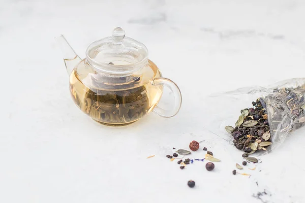 Чай в стеклянном чайнике. Травяной чай с ягодами и медом — стоковое фото