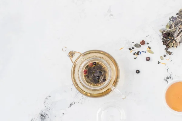 Teh dalam teko gelas. Teh herbal dengan buah beri dan madu Stok Gambar Bebas Royalti