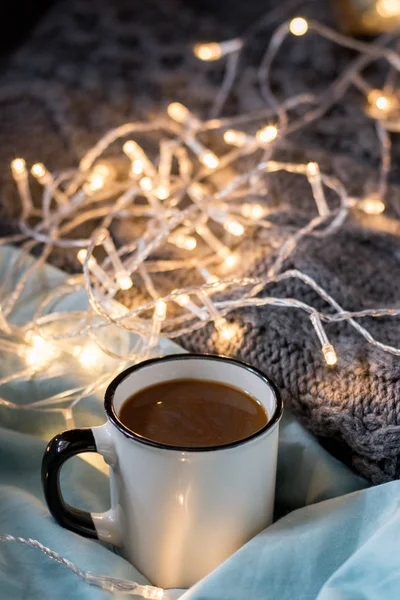 커피 컵과 화환 침대에. 분위기 hygge 스타일입니다. 아늑한 w 스톡 사진