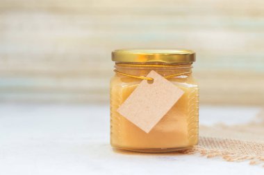 Metnin için boş kağıt etiketli kavanozdaki bal