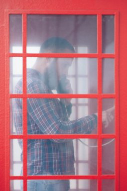 sakallı adam bir telefon kulübesinden arıyor