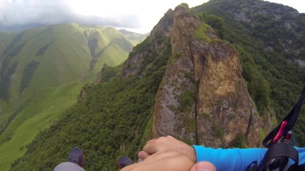 Gleitschirmfliegen in den Bergen — Stockvideo