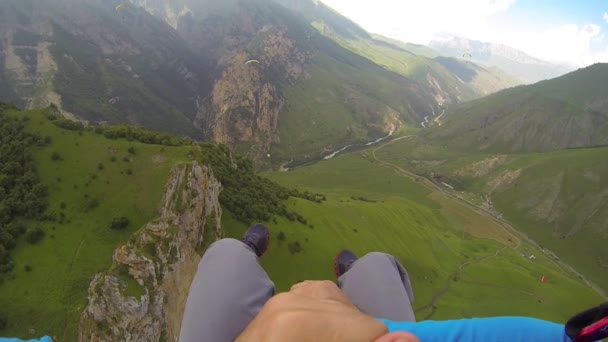 Paragliden in de bergen — Stockvideo