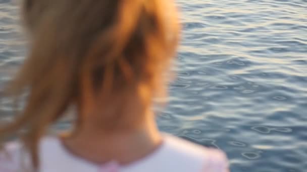 Close-up kepala seorang gadis kecil di latar belakang laut — Stok Video