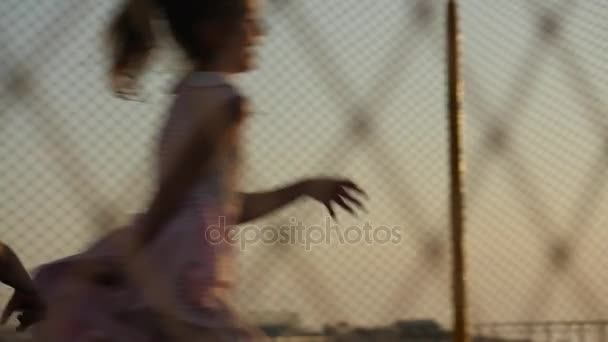 孩子们跑来跑去，在操场上玩蹦床 — 图库视频影像