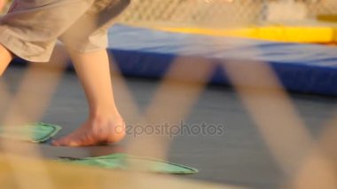bacaklar koşma ve atlama Trambolinde çocukların