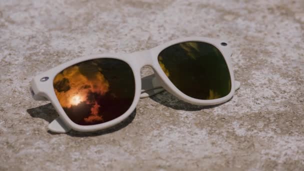 Облачность с ярким солнцем, отраженным в солнцезащитных очках — стоковое видео
